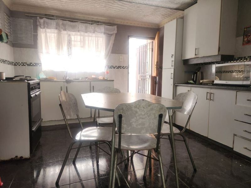 Lovely Family Home – Transform Into Your Dream - Photo 3