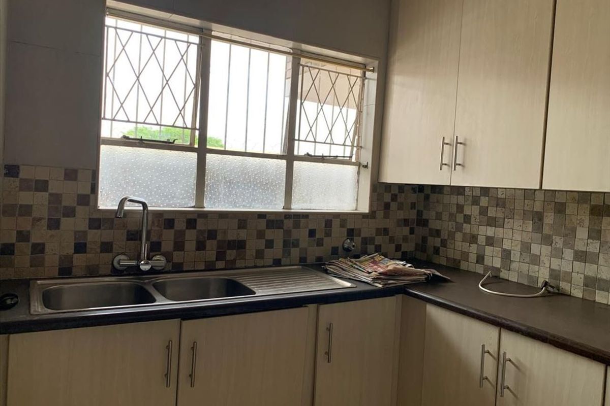 Cozy Ground Floor Starter Apartment – Immaculate Complex - Photo 3