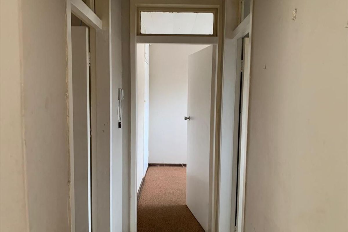 Cozy Ground Floor Starter Apartment – Immaculate Complex - Photo 5