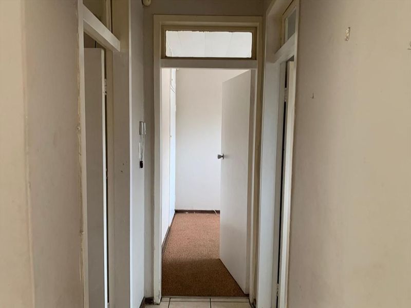 Cozy Ground Floor Starter Apartment – Immaculate Complex - Photo 5