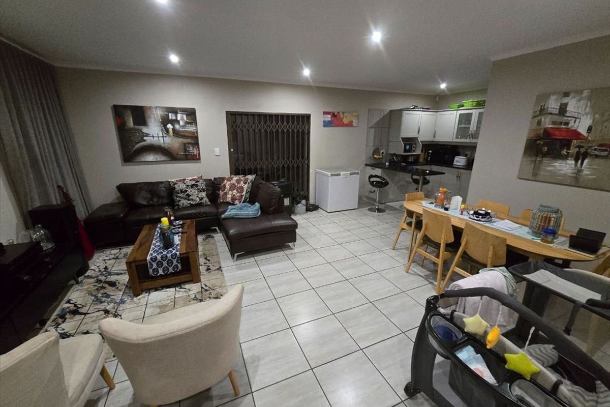 Ultra Modern Cluster Home – Big, Bright & Beautiful - Photo 5