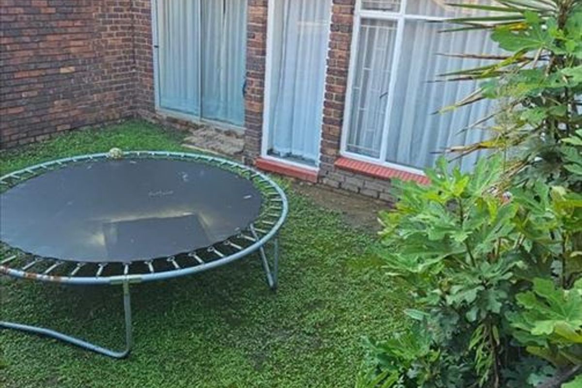 Lovely Duplex Town Home – Serene Surrounds - Photo 2