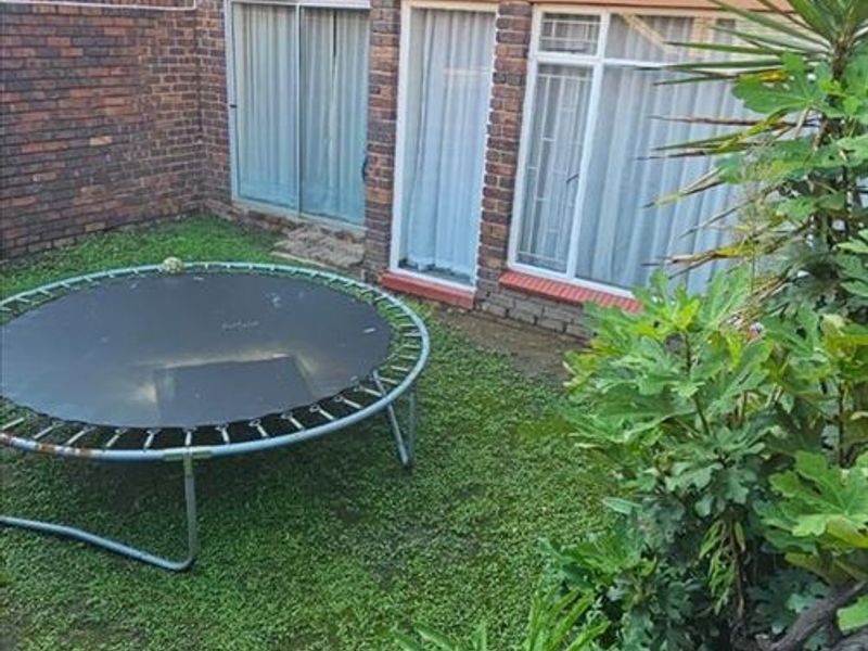 Lovely Duplex Town Home – Serene Surrounds - Photo 2