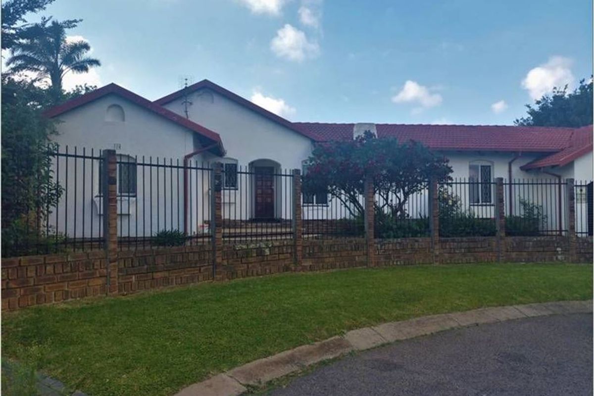 Lovely Large Family Home – Endless Potential - Photo 2