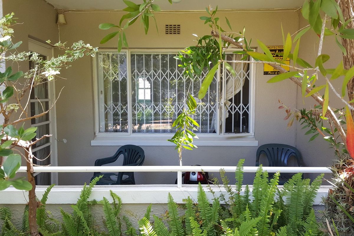 I bedroom Ground Floor apartment - Rondebosch - Photo 2