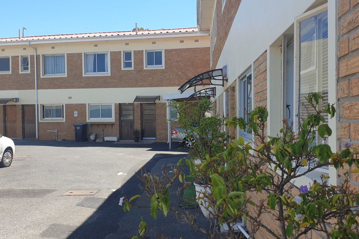 Good location 3-bedroom duplex with pool - Photo 2