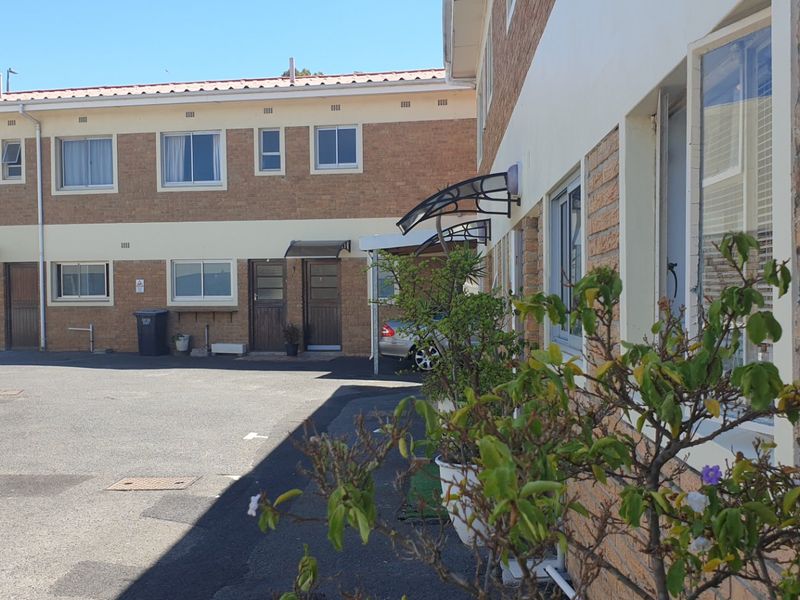 Good location 3-bedroom duplex with pool - Photo 2