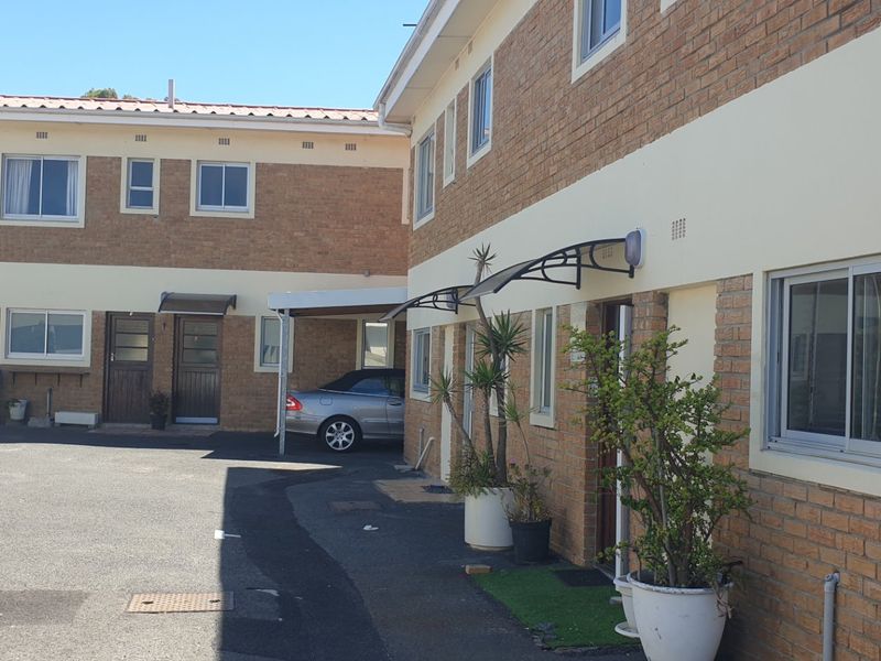 Good location 3-bedroom duplex with pool - Photo 4