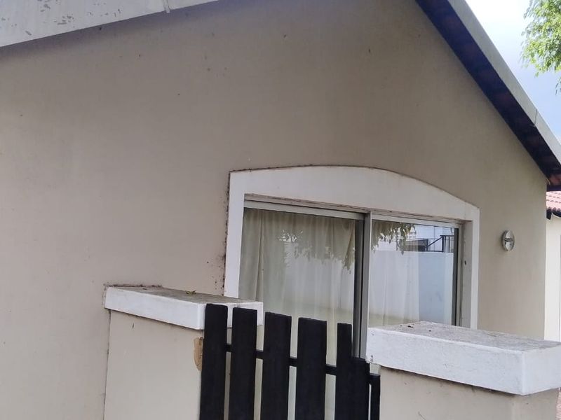 Secure Complex Living with Low Levies - Photo 4