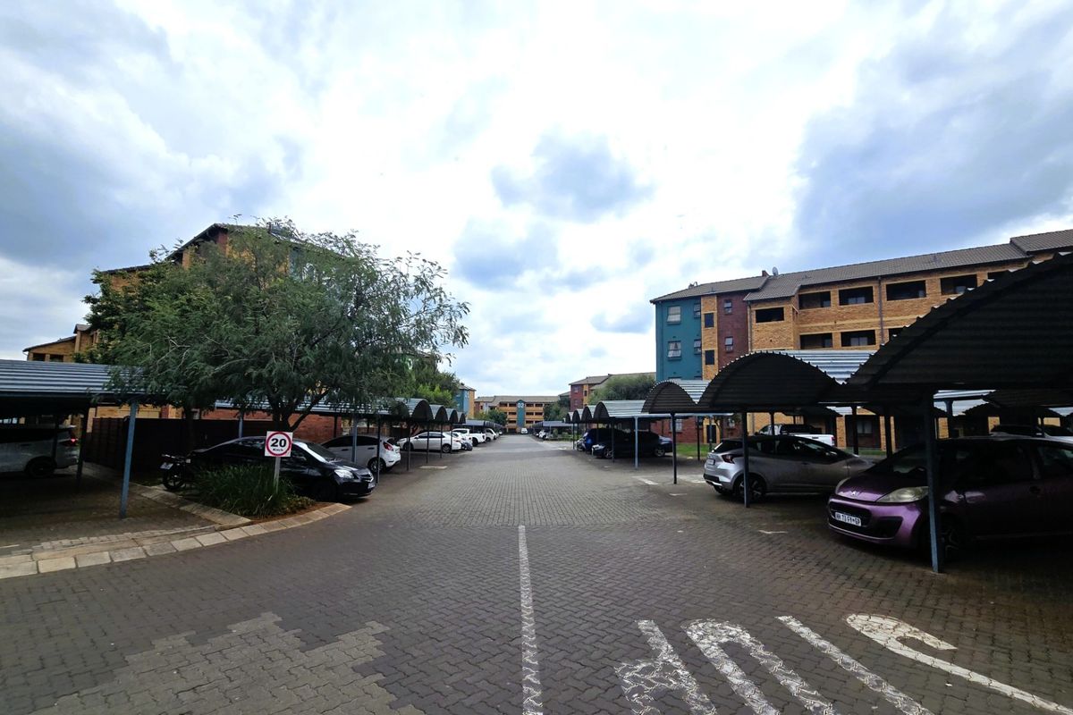 Discover the perfect blend of comfort, convenience, and modern living with this charming 2-bedroom, 1-bathroom apartment situated in the highly sought-after suburb of Montana Tuine. Whether you are a first-time buyer, young professional, or savvy investor, this property offers exceptional value in a well-established and secure environment. - Photo 5