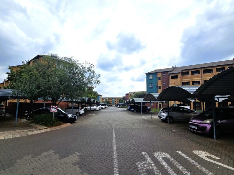 Discover the perfect blend of comfort, convenience, and modern living with this charming 2-bedroom, 1-bathroom apartment situated in the highly sought-after suburb of Montana Tuine. Whether you are a first-time buyer, young professional, or savvy investor, this property offers exceptional value in a well-established and secure environment. - Photo 5