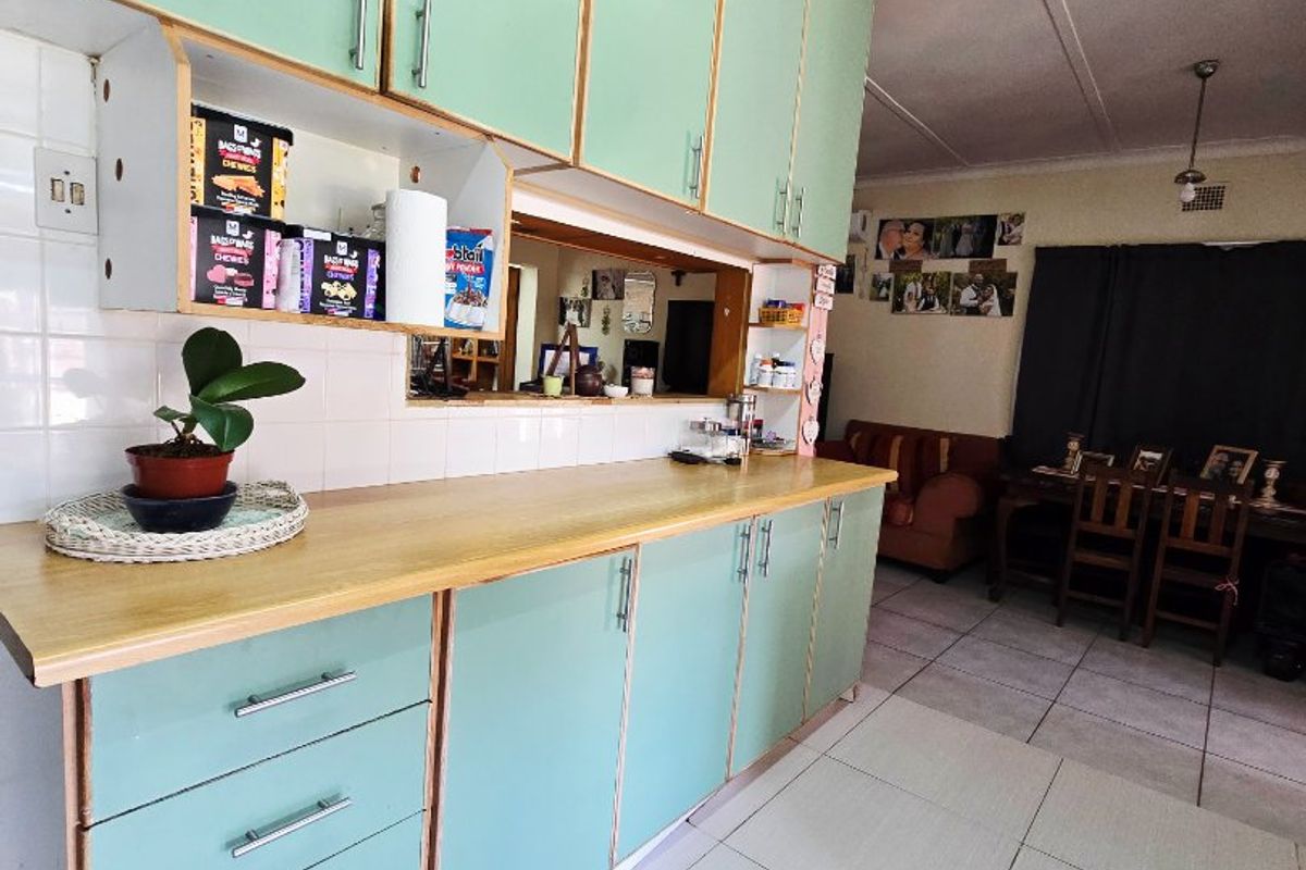 Charming 3-Bedroom Home with Entertainment Area, Pool, Flatlet & More - Photo 5