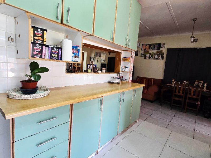 Charming 3-Bedroom Home with Entertainment Area, Pool, Flatlet & More - Photo 5