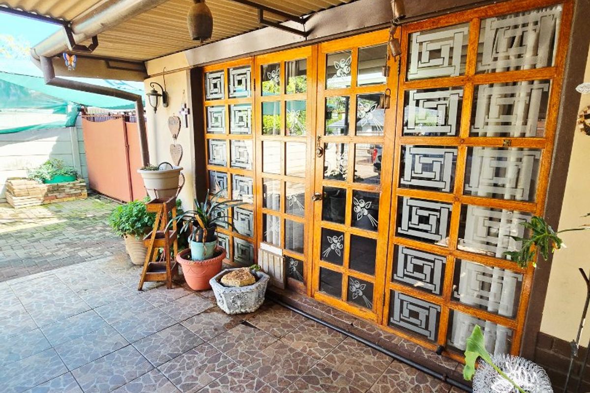 Charming 3-Bedroom Home with Entertainment Area, Pool, Flatlet & More - Photo 2