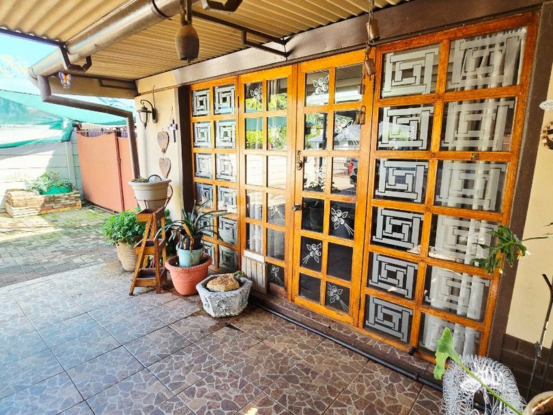 Charming 3-Bedroom Home with Entertainment Area, Pool, Flatlet & More - Photo 2