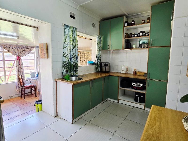 Charming 3-Bedroom Home with Entertainment Area, Pool, Flatlet & More - Photo 10