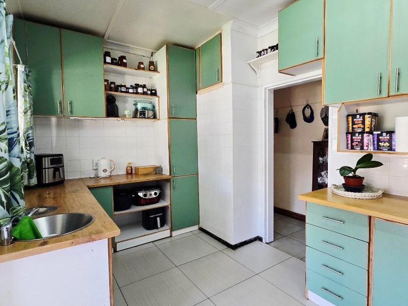 Charming 3-Bedroom Home with Entertainment Area, Pool, Flatlet & More - Photo 9