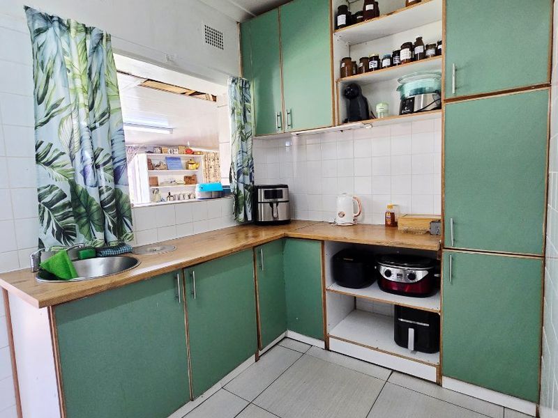 Charming 3-Bedroom Home with Entertainment Area, Pool, Flatlet & More - Photo 8