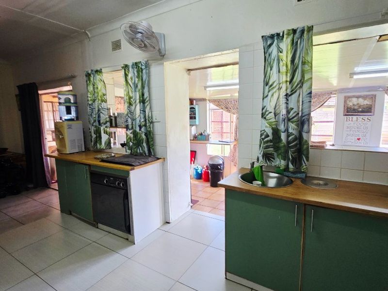 Charming 3-Bedroom Home with Entertainment Area, Pool, Flatlet & More - Photo 7