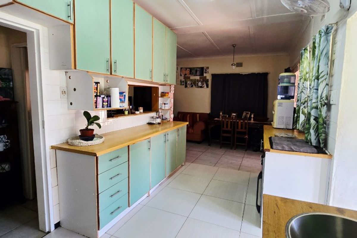 Charming 3-Bedroom Home with Entertainment Area, Pool, Flatlet & More - Photo 3