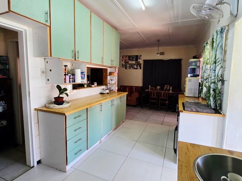 Charming 3-Bedroom Home with Entertainment Area, Pool, Flatlet & More - Photo 3