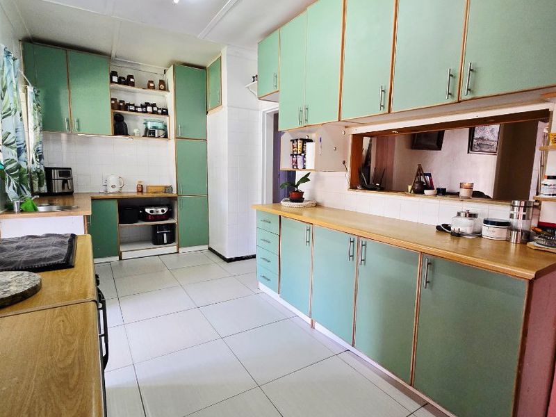 Charming 3-Bedroom Home with Entertainment Area, Pool, Flatlet & More - Photo 4