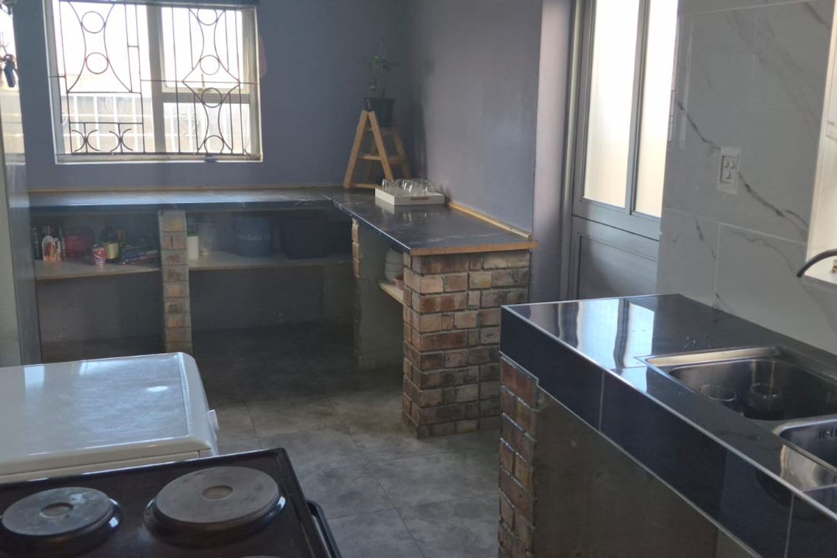 Charming 3 Bed Home in Tafelsig, Mitchells Plain - Photo 5