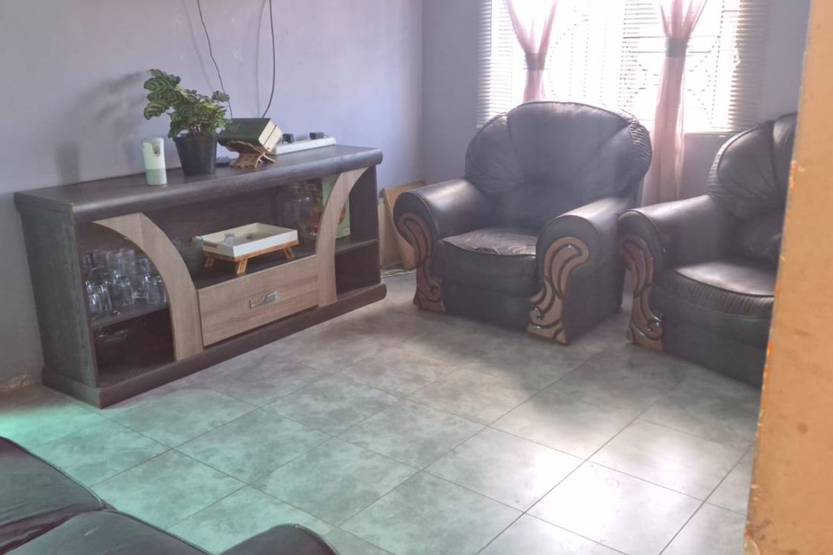 Charming 3 Bed Home in Tafelsig, Mitchells Plain - Photo 4