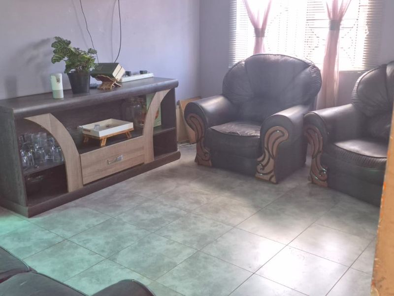 Charming 3 Bed Home in Tafelsig, Mitchells Plain - Photo 4