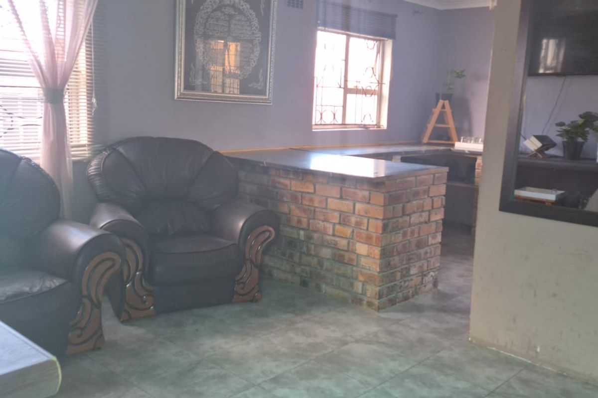 Charming 3 Bed Home in Tafelsig, Mitchells Plain - Photo 2