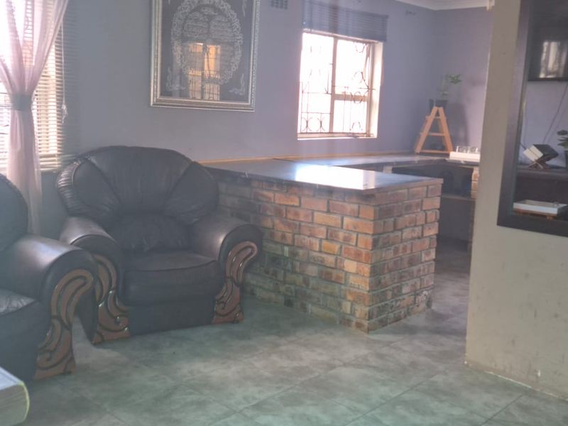 Charming 3 Bed Home in Tafelsig, Mitchells Plain - Photo 2