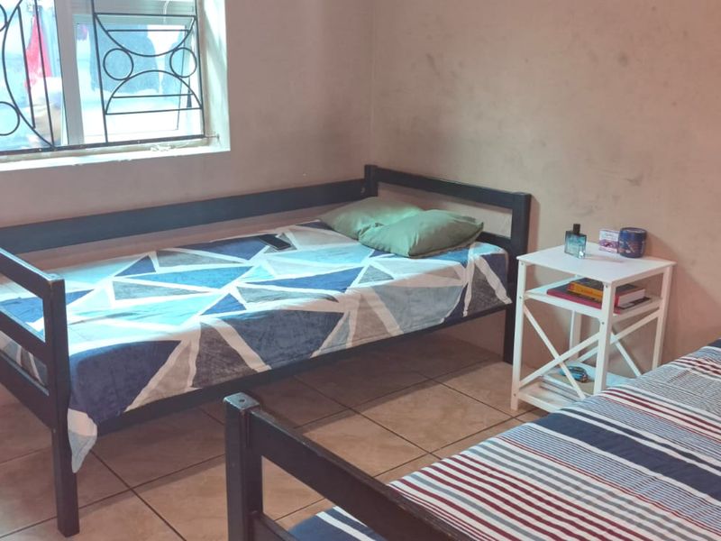 Charming 3 Bed Home in Tafelsig, Mitchells Plain - Photo 9