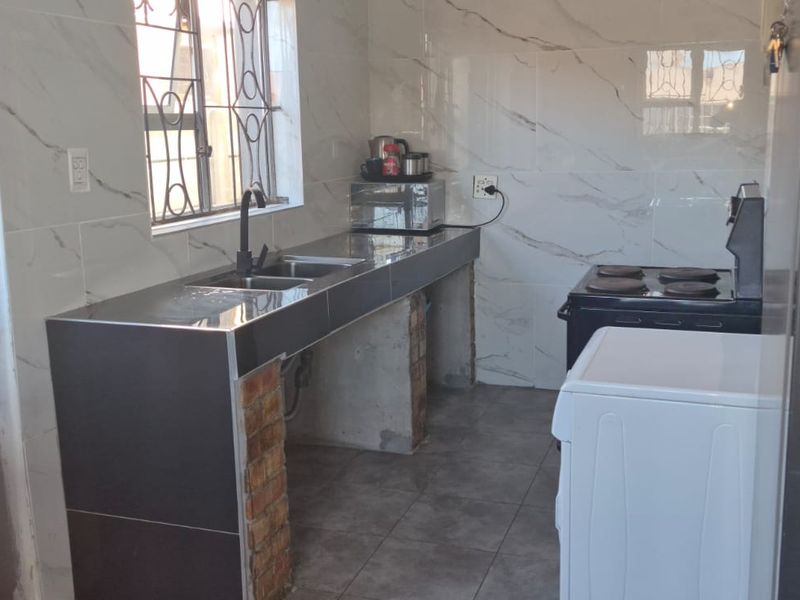 Charming 3 Bed Home in Tafelsig, Mitchells Plain - Photo 6