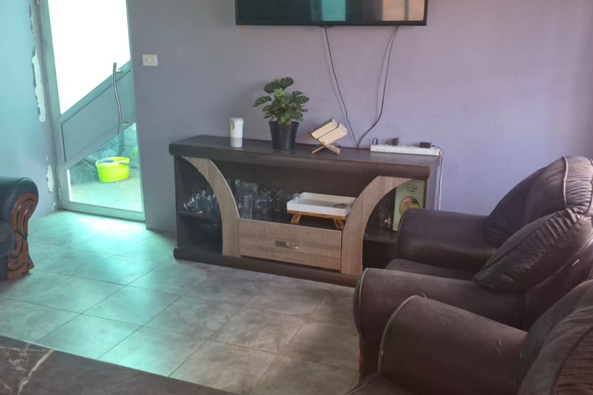 Charming 3 Bed Home in Tafelsig, Mitchells Plain - Photo 3