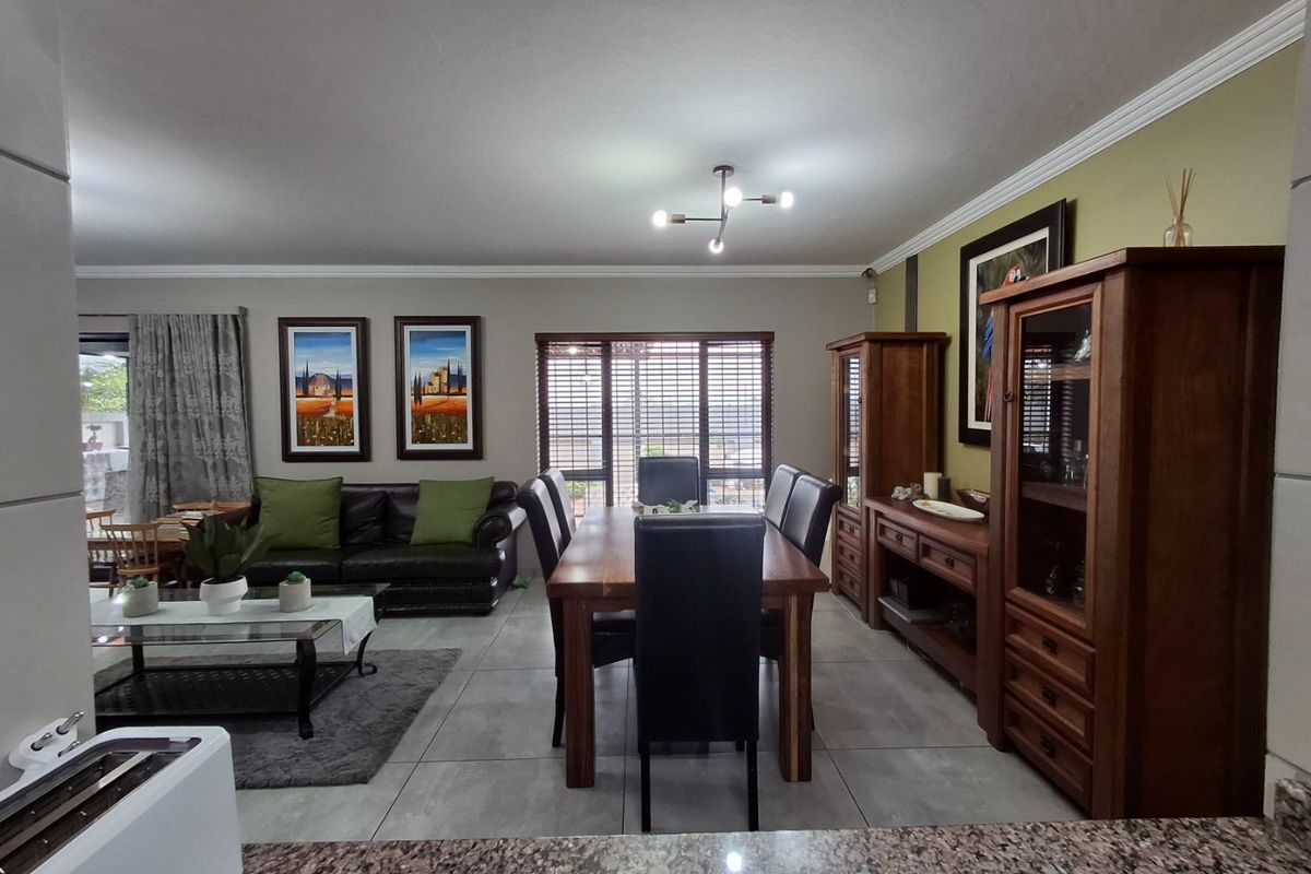 STUNNING HOUSE WITH POOL FOR SALE - Photo 4