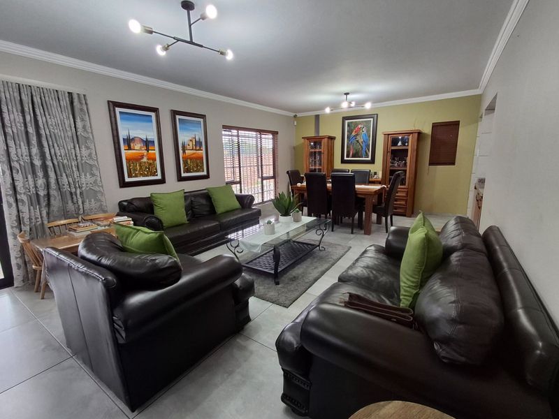 STUNNING HOUSE WITH POOL FOR SALE - Photo 3