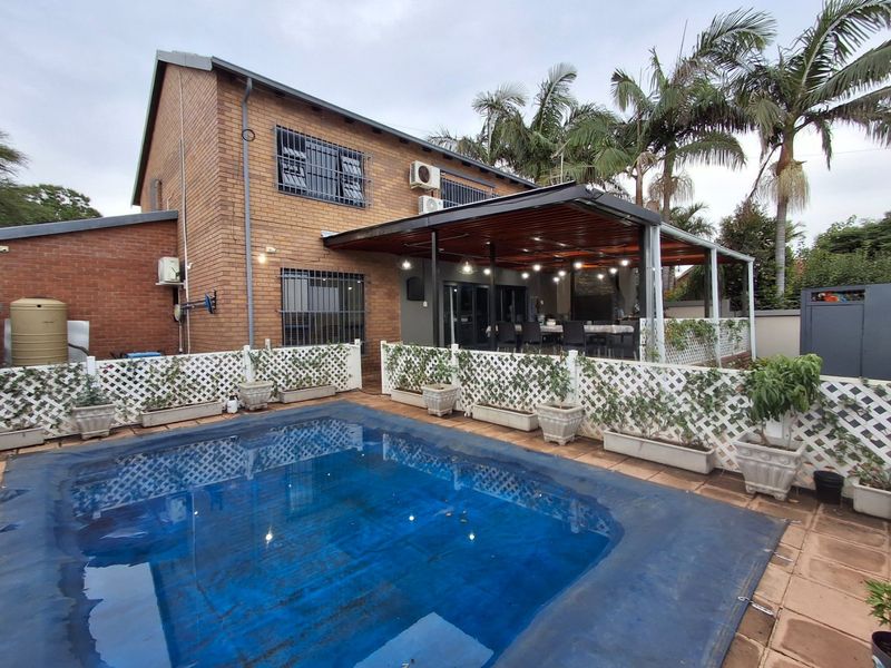 STUNNING HOUSE WITH POOL FOR SALE - Photo 1