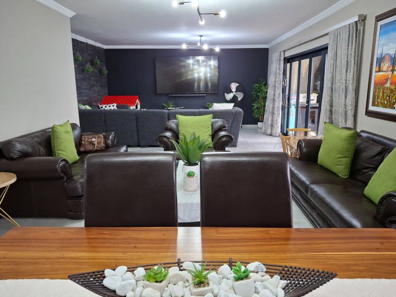 STUNNING HOUSE WITH POOL FOR SALE - Photo 7