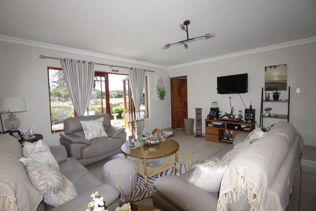 Pet friendly Sunlit 3 Bed Townhouse in Paradise Beach - Photo 2