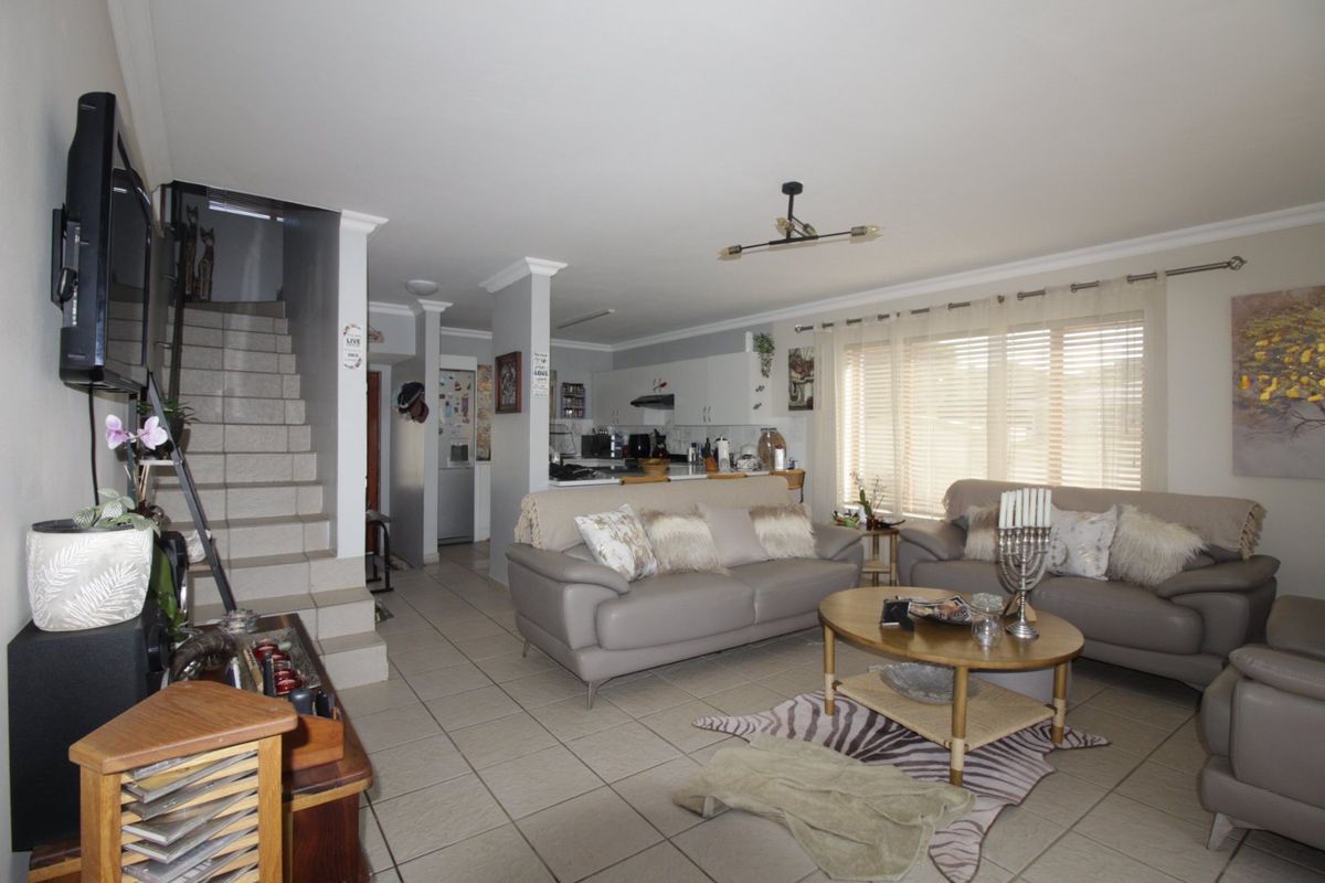 Pet friendly Sunlit 3 Bed Townhouse in Paradise Beach - Photo 3