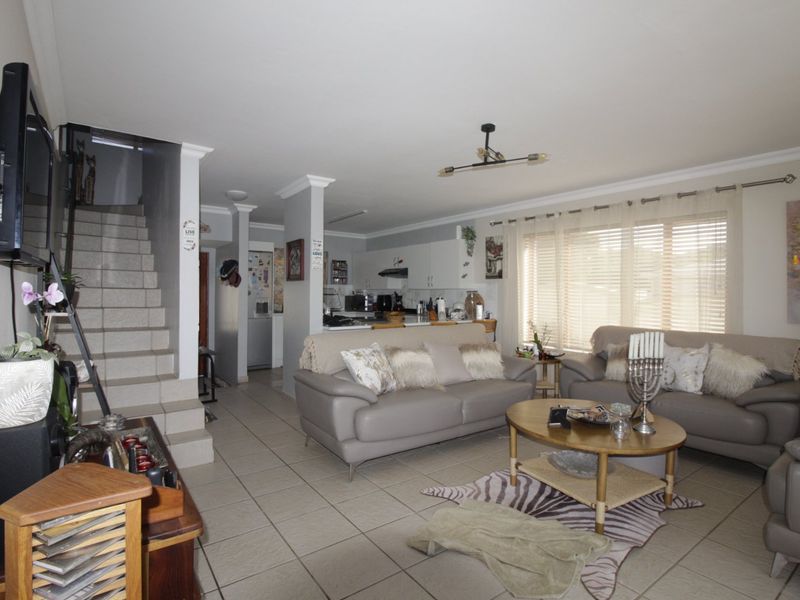 Pet friendly Sunlit 3 Bed Townhouse in Paradise Beach - Photo 3