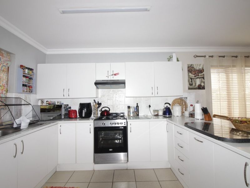 Pet friendly Sunlit 3 Bed Townhouse in Paradise Beach - Photo 7