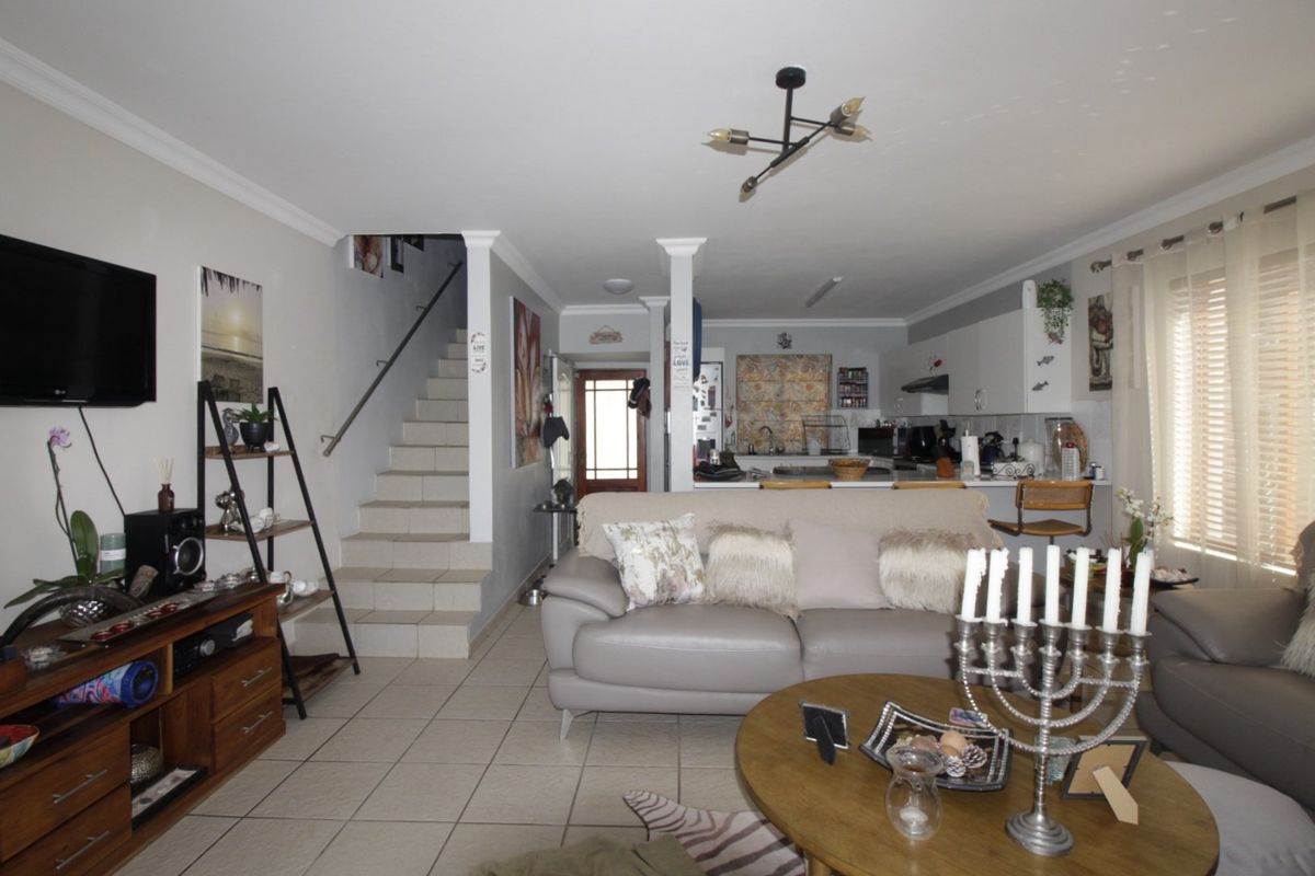 Pet friendly Sunlit 3 Bed Townhouse in Paradise Beach - Photo 4