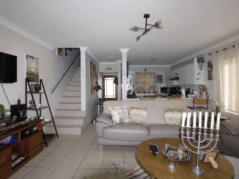 Pet friendly Sunlit 3 Bed Townhouse in Paradise Beach - Photo 4