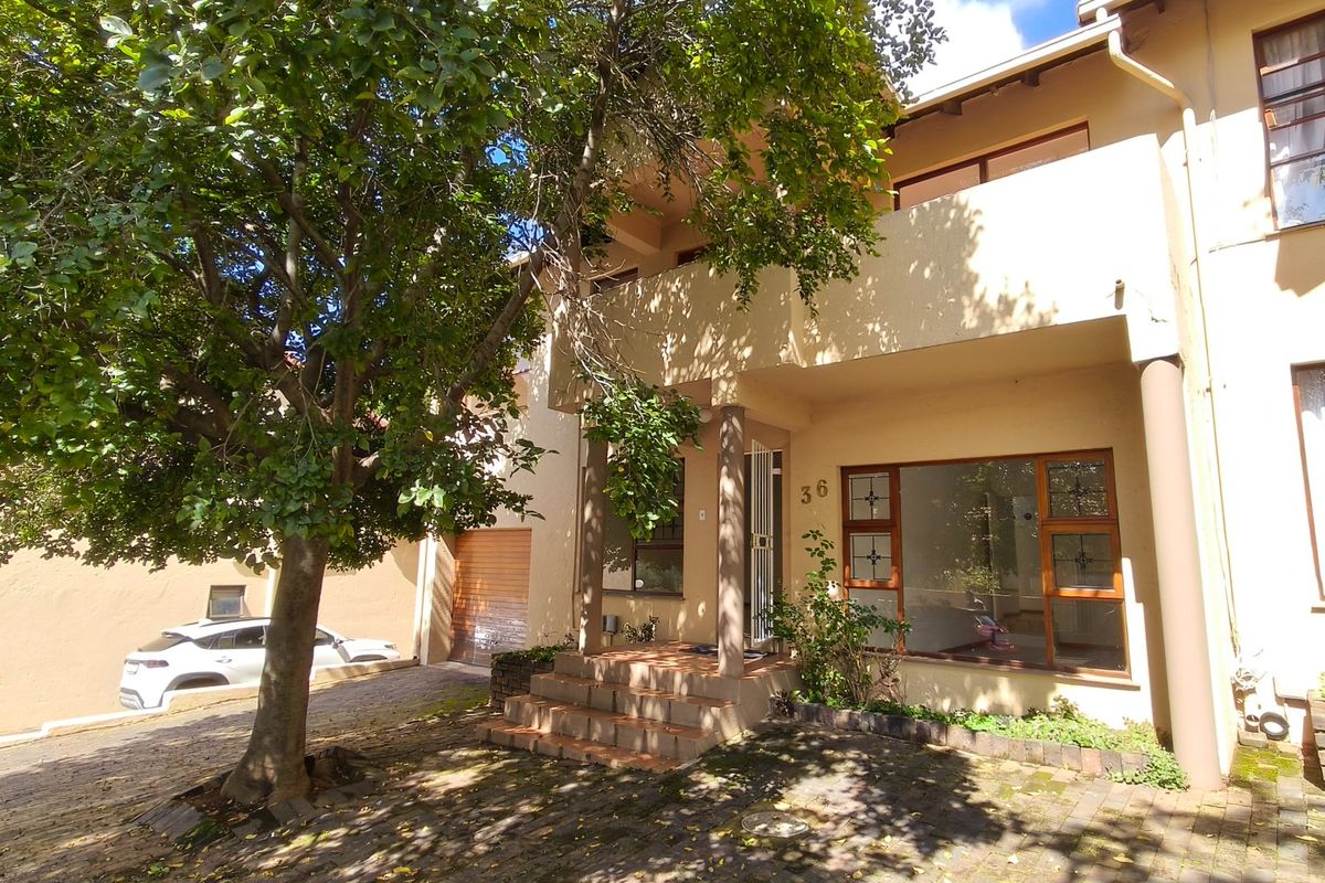 Elegant Kenmare Townhouse with Balcony and Braai - Photo 3