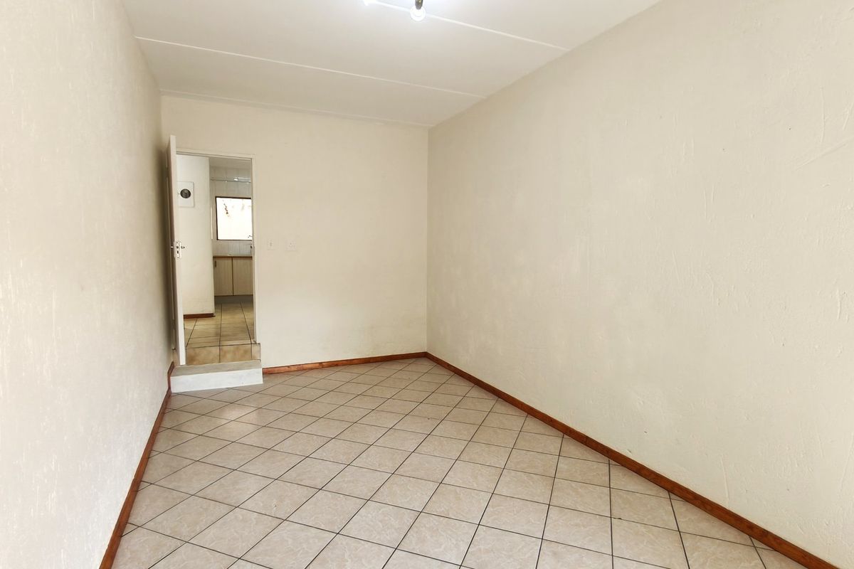 Elegant Kenmare Townhouse with Balcony and Braai - Photo 5