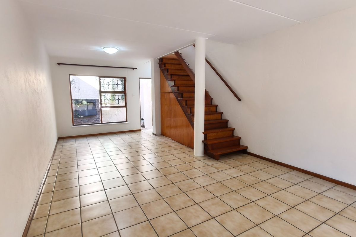 Elegant Kenmare Townhouse with Balcony and Braai - Photo 4