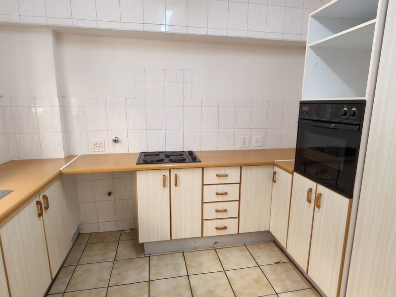 Elegant Kenmare Townhouse with Balcony and Braai - Photo 8