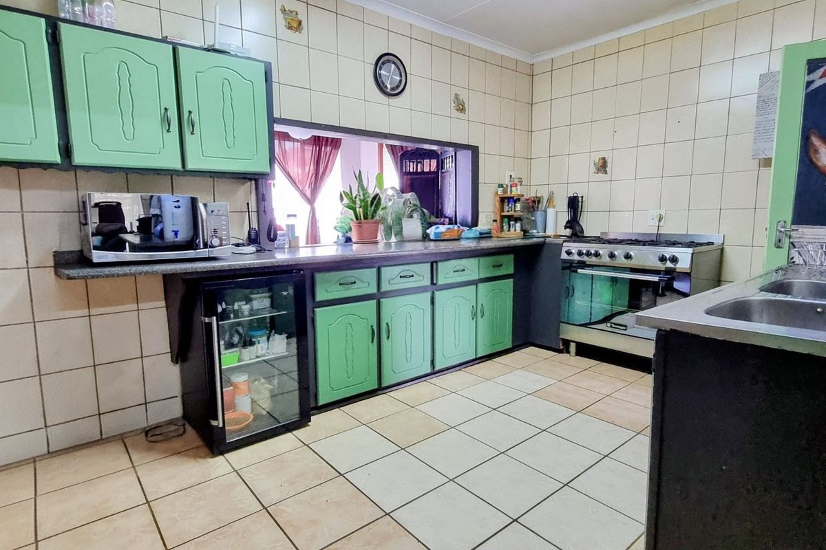 Secure Family Home with Pool in Convenient Location - Photo 4