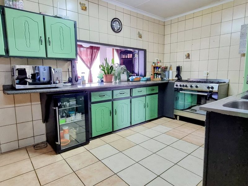 Secure Family Home with Pool in Convenient Location - Photo 4